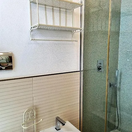 Minzoni Tony アパート